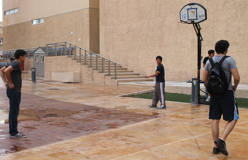 Jóvenes jugando basquetbol